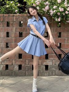 เสื้อโปโลลายทางสไตล์วิทยาลัย กระโปรง เดรส พรางหุ่น เอว สั้น กระโปรงพลีท ฤดูร้อน แฟชั่นสําหรับผู้หญิงสั้นเด็กผู้หญิง 2024 คอลเลกชัน