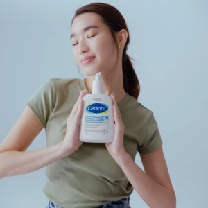 Cetaphil Hydrating Foaming Cleanser 236ml | Cream to Foam for Normal to Dry Sensitive Skin | With Aloe Vera Glycerin & Vitamins B5 & B3 | Hypoallergenic Fragrance-Free Paraben-Free