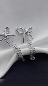 JeDa 1 ชิ้น คลิปเข็มกลัดติดแขนเสื้อ ยึดขากางเกง ในการยึดติดแบบหมุดเข็ม shortening buckle