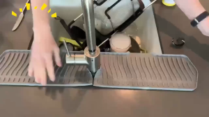 Splash Guard ซิลิโคนอ่างล้างจาน ลาดอัพเกรดก๊อกน้ําอ่างล้างจานซิลิโคน Sink Splash Guard พร้อมถ้วยดูด หลังก๊อกน้ําหยด Catcher สําหรับห้องครัว