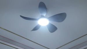 พัดลมเพดานสีขาว 29 นิ้ว พร้อมไฟและรีโมต ปรับแสงได้ 3 สี มีฟังก์ชั่นบันทึกข้อมูล เหมาะสำหรับห้องนอน ห้องนั่งเล่น พัดลมเพดาน