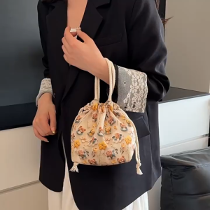 EchoBliss กระเป๋าถือผู้หญิงลายหมีน่ารักพิมพ์ดอกไม้ แบบดึงปิด ทำจากไนลอนนุ่ม ใช้เดินทางและชีวิตประจำวันได้