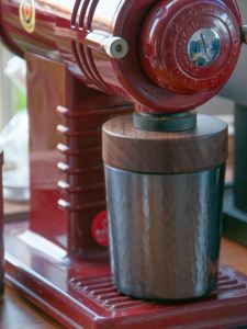 เครื่อง�ัดกาแฟแบบดั้งเดิม รุ่น R220 ของ Fujiroyal พร้อมถ้วยรองสีสันสดใส ไม่มีฝุ่น ทำจากไม้และเหล็กกล้าไร้สนิม