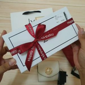 วันวาเลนไทน์ กระเป๋าสตางค์ ใบสั้น กระเป๋าสตางค์ ใบยาว LYN เเบบเหลี่ยม เเต่งโลโก้ สีทูโทน พร้อมกล่อง ถุงผ้า และ ป้ายราคา ของขวัญวันเกิด