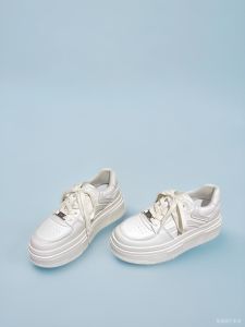 รองเท้าผ้าใบสีขาวหนังแท้ทรงหัวมนพื้นยางกันลื่นสำหรับผู้หญิง ฤดูร้อนปี 2024 รองเท้าลำลองแบบสวมสบายสไตล์ย้อนยุค