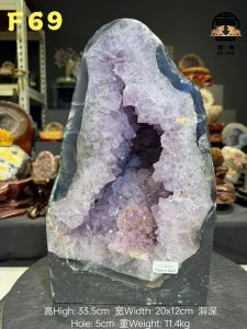 amethyst geode with agate 五行“金” 💯天然紫晶洞 颗粒钛晶+钛晶母矿共生👍 深蓝玛瑙绿幽灵边    (如定制实木底座另加RM60)👈🏻optional  高High: 33.5cm  宽Width: 20x12cm  洞深Hole: 5cm  重Weight: 11.4kg