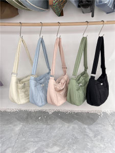 กระเป๋าผ้าใบนิ่มแบบสะพายข้างผ้ากำมะหยี่แบบสะพายข้างสไตล์นักศึกษาใหม่ปี 2023 กระเป๋าสะพายไหล่แบบลำลองสำหรับเยาวชน