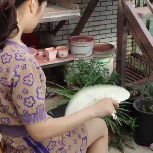 ส่งจากกทม！ขนาด30*38ซม.พัดสานใบกะพ้อ พัดกลม แบบโบราณจีน สำหรับฤดูร้อน ขนาดพกพา