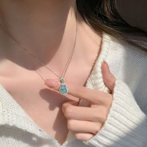 สร้อยหยกเลียนแบบสีเงินสร้อยคอพร้อมจี้พลอยเทียมประกายฝังหยกรูปน้ำเต้าสไตล์จีน