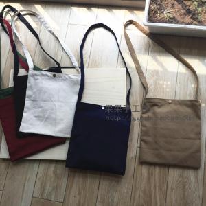 กระเป๋าผ้าใบ Canvas Crossbody Bag สีสันสดใส สไตล์สตรีท สีสันสดใส กระเป๋าสะพายไหล่แบบหนังสือศิลปะ กระเป๋าสะพายข้างแบบซิป สีดำและสีขาว กระเป๋าสะพายข้างแบบมืออาชีพสำหรับผู้หญิง