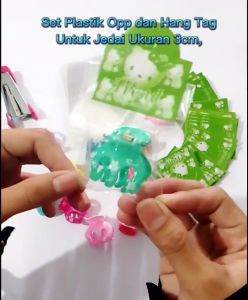 100 Set Plastik Opp Kemasan Jedai 3 cm dan Label Aksesoris  Tanpa Perekat 100 pcs Plastik Opp Tanpa Seal Kemasan Aksesoris Japitan Jedai 3 cm dan Hang Tag ukuran 6x12 Tebal 40 Micron