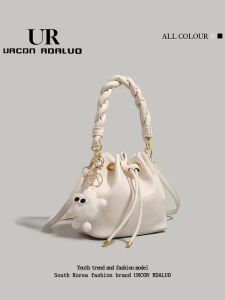 กระเป๋าถือทรงถังผู้หญิง UR ทรงเรียบง่าย กระเป๋าสะพายไหล่ข้างเดียวสำหรับเดินทาง กระเป๋าใต้วงแขน กระเป๋าสะพายข้างแบบลำลอง กระเป๋าถือ PU ทรงเรียบง่าย