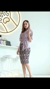 setelan kebaya modern brukat rok pendek terbaru /fashion wanita / baju batik wanita / kebaya modern / baju kebaya couple wanita / kebaya couple untuk atasan wanita brokat bisa COD/kebaya natalan/Setelan kebaya ditekan tulle couple kemeja batik tangan pendek