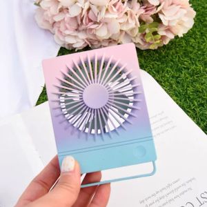 พัดลมขนาดเล็กแบบสี่เหลี่ยมจัตุรัสแบบพกพา ชาร์จ USB แรงลมสามระดับ สีสันเรียงลำดับ ของขวัญสำหรับนักเรียน หน้าจอโต๊ะทำงาน