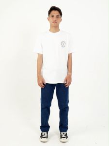 Greenlight Kaos Pria Lengan Pendek Regular Fit Katun Good OL-C360325\\n\\nGreenlight Kaos Pria Lengan Pendek Regular Fit Katun Good OL-C360325 adalah pilihan tepat bagi Anda yang mencari kaos berkualitas tinggi. Dalam artikel ini, kami akan membahas tentang bahan katun berkualitas, desain nyaman dan tahan lama, serta kelebihan kaos lengan pendek.\\n\\n Pilihan Bahan Katun Berkualitas\\n\\n Apa Itu Katun?\\n\\nKatun adalah serat alami yang berasal dari tanaman kapas. Bahan ini telah digunakan sejak lama dalam pembuatan pakaian karena sifatnya yang nyaman dan lembut ketika dikenakan.\\n\\n Kelebihan Katun untuk Kaos\\n\\nBeberapa kelebihan dari bahan katun untuk kaos antara lain:\\n\\n- **Nyaman**: Bahan katun sangat nyaman dikenakan karena tidak menimbulkan iritasi pada kulit.\\n- **Menyerap keringat**: Bahan katun memiliki kemampuan menyerap keringat dengan baik, sehingga membuat penggunanya merasa lebih segar.\\n- **Tahan lama**: Bahan katun tahan lama dan tidak mudah robek atau sobek.\\n\\n Mengapa Greenlight Memilih Bahan Katun?\\n\\nGreenlight memilih bahan katun karena kelebihan yang dimilikinya. Selain itu, bahan ini juga ramah lingkungan dan mudah didapatkan.\\n\\n Desain Nyaman dan Tahan Lama\\n\\n Desain Regular Fit\\n\\nGreenlight OL-C360325 menggunakan desain regular fit yang cocok untuk berbagai bentuk tubuh. Desain ini memberikan ruang gerak yang cukup untuk aktivitas sehari-hari.\\n\\n Kelebihan Desain Regular Fit\\n\\nBeberapa kelebihan dari desain regular fit antara lain:\\n\\n- **Nyaman**: Desain regular fit sangat nyaman dikenakan karena tidak terlalu ketat atau longgar.\\n- **Bisa dipadukan dengan berbagai pakaian**: Desain regular fit bisa dipadukan dengan berbagai jenis pakaian lainnya, seperti celana jeans, celana panjang, atau rok pendek.\\n- **Tidak mudah rusak**: Desain regular fit tahan lama dan tidak mudah rusak meskipun sering dicuci.\\n\\n Membuat Kaos yang Tahan Lama\\n\\nGreenlight OL-C360325 dirancang dengan hati-hati untuk menjadi kaos yang tahan lama. Beberapa cara yang dilakukan Greenlight antara lain:\\n\\n- **Menggunakan bahan berkualitas**: Greenlight selalu memastikan bahwa bahan yang digunakan adalah bahan berkualitas tinggi.\\n- **Menggunakan jahitan yang kuat**: Greenlight menggunakan jahitan yang kuat untuk memastikan kaos tidak mudah robek atau sobek.\\n- **Melakukan pengujian**: Greenlight melakukan pengujian terhadap kaos sebelum dipasarkan untuk memastikan bahwa kaos tersebut tahan lama.\\n\\n Kaos Pria Lengan Pendek Katun\\n\\n Kelebihan Kaos Lengan Pendek\\n\\nBeberapa kelebihan dari kaos lengan pendek antara lain:\\n\\n- **Praktis**: Kaos lengan pendek sangat praktis dikenakan karena tidak memerlukan lengan panjang.\\n- **Nyaman**: Kaos lengan pendek nyaman dikenakan karena tidak menimbulkan iritasi pada kulit.\\n- **Sesuai untuk berbagai aktivitas**: Kaos lengan pendek sesuai untuk berbagai aktivitas, seperti olahraga, bekerja, atau hang out bersama teman-teman.\\n\\n Greenlight OL-C360325\\n\\nGreenlight OL-C360325 adalah kaos pria lengan pendek katun yang dirancang dengan hati-hati untuk memberikan kenyamanan dan tahan lama. Dengan bahan katun berkualitas tinggi dan desain regular fit, kaos ini cocok untuk berbagai bentuk tubuh dan bisa dipadukan dengan berbagai jenis pakaian lainnya.\\n\\n Mengapa Memilih Kaos Pria Lengan Pendek?\\n\\nKaos pria lengan pendek adalah pilihan tepat bagi Anda yang mencari kaos yang praktis, nyaman, dan sesuai untuk berbagai aktivitas. Selain itu, kaos pria lengan pendek juga bisa dipadukan dengan berbagai jenis pakaian lainnya, sehingga Anda bisa tampil lebih modis dan percaya diri.\n}