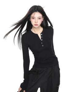 เสื้อยืดคอวีสีดำถักแขนยาวสไตล์อเมริกันสำหรับผู้หญิงในฤดูใบไม้ร่วงและฤดูหนาว เสื้อชั้นในทรงเข้ารูปเอวเข้ารูปกระชับสัดส่วน