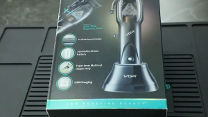 Model VGR V-653 Mesin Potong Rambut Boleh Laras Profesional Gunting Rambut RPM 9000 Motor Magnetik Pemangkas Rambut Tanpa Kord Dengan Bilah Salutan DLC Tapak Pengecasan