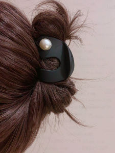 Trendy Shark Hair Clip Womens Medium Size Hair Accessories Less Hair Quantity Suitable Back of Head High End Feeling Hair Grips