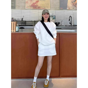 ชุดกีฬาลำลองสำหรับผู้หญิง ชุดสองชิ้น คอกลม สีขาว แจ็คเก็ตสเวตเตอร์ กระโปรงสั้น ชุดแฟชั่นฤดูใบไม้ร่วง สไตล์เกาหลี สไตล์อเมริกัน