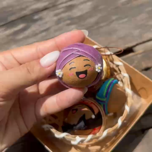 Móc Khoá sáp thơm. Bé Nhãn Handmade. Nhân vật "Bà Má" | Phụ kiện treo túi balo. Quà tặng dễ thương.