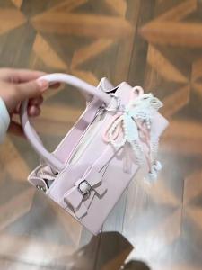 กระเป๋าสะพายข้างผู้หญิง กระเป๋าทรงสี่เหลี่ยมเล็กสีชมพู สายรัดไหล่เดียว แฟชั่นฤดูใบไม้ผลิ 2025 กระเป๋าถือแบบพกพา กระเป๋าคาดลำตัว ลายโบว์ผีเสื้อ