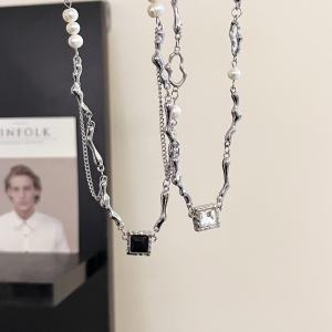 Baroque Pearl Necklace Womens Fashion Minimalist Cool Clavicle Chain Luxury Accessory for Trendy Girls Geometric Pattern Alloy