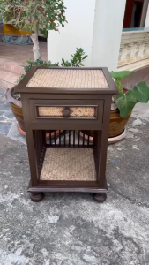 ตู้หัวเตียง ไม้เนื้อแข็ง แต่งหวาย 1 ลิ้นชัก (40x60cm) สีโอ๊ค ตู้ไม้ข้างเตียง โต๊ะวางพระ ตกแต่งบ้าน สไตล์วินเทจ