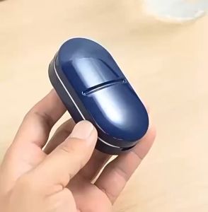 SIMPLE.Jกล่องพกพาใส่ยา มีที่ตัดและแบ่งยา ยาดูแลสุขภาพ ที่แบ่งเม็ดยา ที่ตัดยา 2 in 1ตลับใส่ยา กันความชื้นและป้องกันฝุ่น ง่ายต่อการพกพา ปิดผนึกดีเยี่ยม เก็บยาได้ปลอดภัย