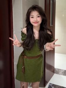 ชุดเดรสสั้นทรงเอเข้ารูปสไตล์เกาหลี ทรงเข้ารูป เดรสยาวคลุมเข่า แขนสั้น คอวี กระโปรงสั้น