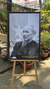 Tranh chân dung Bác Hồ chất liệu in gỗ tráng gương gắn khung nâu đen bản to