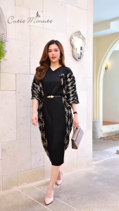 เดรสผ้ากระดูกงูพรีเมี่ยม แขนระบายสวยมาก มาพร้อมลานกริตเตอร์สีทอง ประดับด้วยดอกไม้ที่อก ชุดมาพร้อมเข็มขัดหัวมุก เดรสทรงสวยใส่แล้วดูสง่างามมากค่ะ