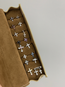 ต่างหูไม้กางเขนเหล็กไทเทเนียมสีชมพูทุกวันเงาพิเศษพร้อมฝังสไตล์ญี่ปุ่นและเกาหลีมีสไตล์สําหรับคู่รัก