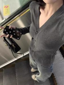 เสื้อคาร์ดิแกนถักคอวีสีเทาหรูหรา ทรงสลิมฟิต แขนยาว ปกติ ผ้าฝ้ายผสม ฤดูใบไม้ร่วง/ฤดูหนาว เสื้อชั้นในสำหรับผู้หญิง