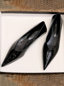 รองเท้าส้นแบนหัวแหลมแบบสวมสำหรับผู้หญิง ทรงหัวมน วัสดุหนังวัวชั้นบน ส้นแบน พื้นยาง รองเท้าแฟชั่นฤดูร้อนสำหรับผู้หญิง