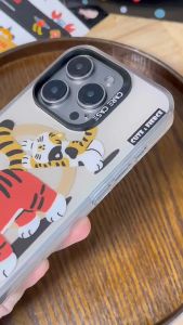 เคสโทรศัพท์มือถือสำหรับ iPhone 13 14 15 Pro Max ตัวเคสวัสดุดี ลาย Tiger and Cat มี Mag Safe
