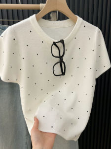 เสื้อยืดลายจุดสไตล์ฝรั่งเศส ผ้าไหมน้ำแข็งถัก เสื้อแขนสั้นทรงสลิมฟิตสำหรับผู้หญิง ฤดูร้อน 2025 ผ้าฝ้ายผสมไหม