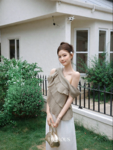 THROUS | Áo kiểu nữ xếp lớp trễ vai chất liệu Tencel phối bèo nhún