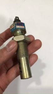 Cảm biến vòng tua máy xe tải Dongfeng Howo Sinotruk Công tắc báo tua máy Chiến Thắng Hoa Mai Công tắc báo tốc độ Sinotruk