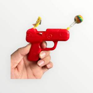 Vỉ 20 chiếc máy bắn ra kẹo mút dành cho các bé