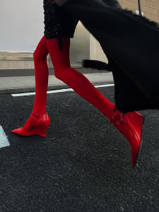 รองเท้าแตะส้นสูงหนังแท้สีแดง เสื้อคลุมหัวสีขาว ทรงหัวแหลม ทรงหัวแหลม สวมใส่สบาย สำหรับผู้หญิง รองเท้าแตะแบบสวมส้นสูง