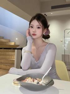 Purple Slim Fit Long Sleeve V-Neck T-Shirt Womens Spring Inner Wear Short Style Sweet And Spicy Top 2025 New Arrival