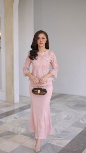 CHANIDA ชุดเซตเสื้อ และ กระโปรง ชุดแม่เจ้า บ่าว / แม่เจ้าสาว /เจ้าภาพออกงาน ทรงสวย งานตรงปก งานคุณภาพ (รหัสสินค้า 8295) *ราคาทั้งชุด* Clothing ผู้หญิง Women ชุดออกงาน ชุดลูกไม้