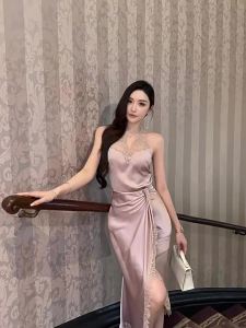 Bộ Đầm Hoa Cao Cổ Áo Ngực Dây Quai Sau Kết Hợp Ren Và Satin