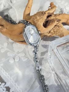 Vintage Bracelet Watch Small And Retro Gold Watch Oval Shape Light Luxury Fashion Quartz Watch Jam Tangan Wanita