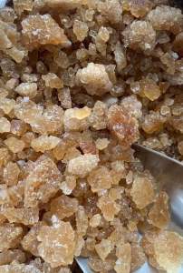 Đường phèn kết tinh mật mía. Sản xuất thủ công từ mật mía giàu khoáng chất. Túi 1 kilogam