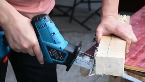 【COD+จัดส่งฟรี】DTtool เลื่อยแบตเตอรี่ 4000RPM เลื่อยอเนกประสงค์ เลื่อยชักคอตรง แบบชัก เลื่อยคอตรง เลื่อยแบบเตะ สามารถเลื่อยโลหะ ไม้ ท่อพลาสติก PVC กระดูก เลื่อยชักไร้สาย พร้อมแบต 4ชิ้น Cordless Reciprocating Saw เลื่อยแบบลูกสูบไร้สาย