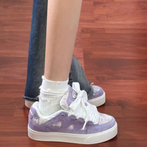 รองเท้าสเก็ตบอร์ดผู้หญิงสไตล์นักศึกษา สีม่วงอ่อน ทรงขนมปัง ดีไซน์เฉพาะตัว รองเท้าลำลอง ส้นสูงปานกลาง พื้นยาง ทรงหัวมน