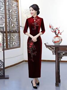 ชุดราตรียาวครึ่งความยาวที่พอดีกับรูปร่างด้วยไหมพรมสีทองที่ถูกปักถักร้อยแบบมังกรสําหรับผู้หญิงอายุ 35-39 ปี