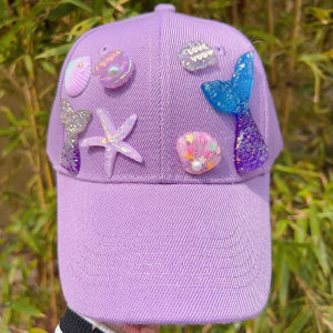 หมวกเบสบอลปีกกว้างแบบพิเศษสำหรับเด็กผู้หญิง หมวกทรงปากเป็ดป้องกันแสงแดดและป้องกันรังสียูวี หมวกฤดูใบไม้ผลิฤดูร้อนฤดูใบไม้ร่วง หมวกทรงปากเป็ดลายปรัชญารูปตุ๊กตาสามมิเตอร์