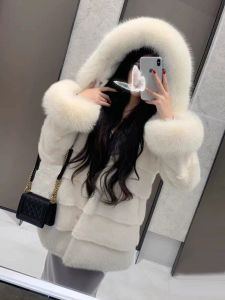 แจ็คเก็ตขนสัตว์หนังมีฮู้ดขนกระรอกหนาปานกลางฤดูหนาวปี 2025 สำหรับผู้หญิง เสื้อคลุมยาวปานกลาง สไตล์หวาน เสื้อคลุมหนังแบบสวมหัว